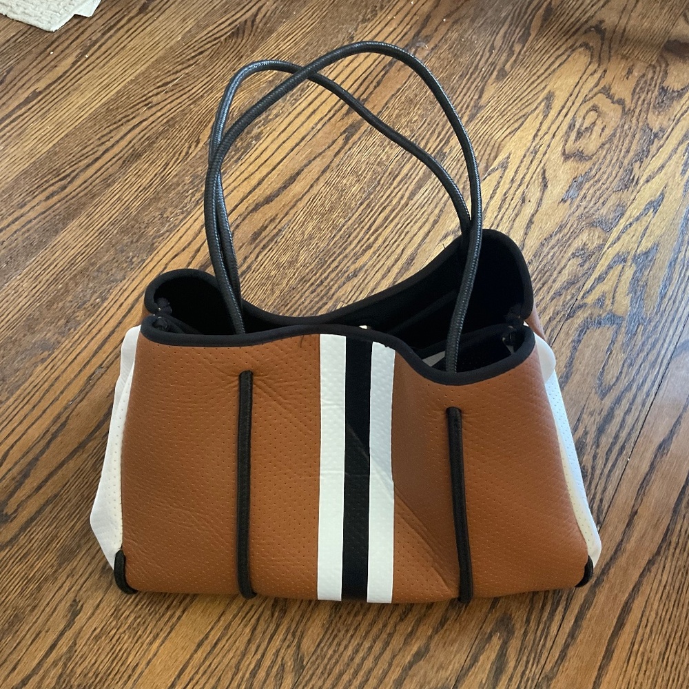 Haut Shore Tote bag